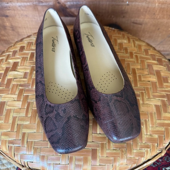 Trotters Shoes - Trotters women’s Leather Slip-On Flats - Honor dark brown snakeskin size 7.5 W